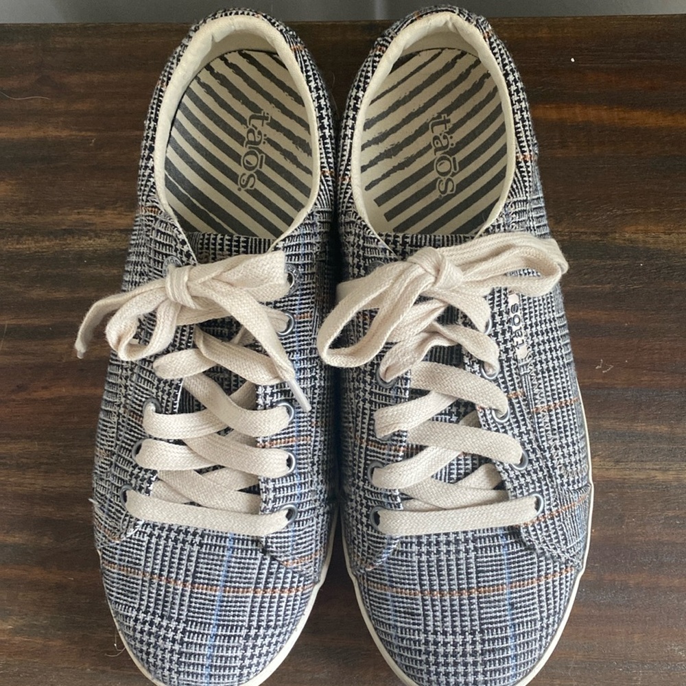 Taos 8.5w sneaker.